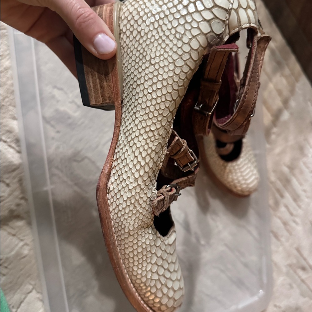 Freebird Marcell Women's Brown and Cream Shoes - Picture 5 of 8